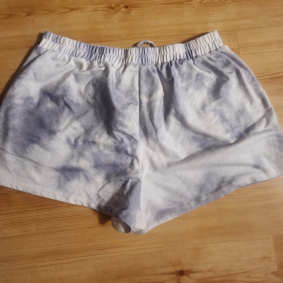 Zulily Women's Blue-Gray Haze Long-sleeved Tie-Dye T-shirt and Shorts Set - Picture 11 of 16